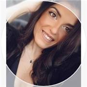 Profesora de apoyo escolar para niños de primaria